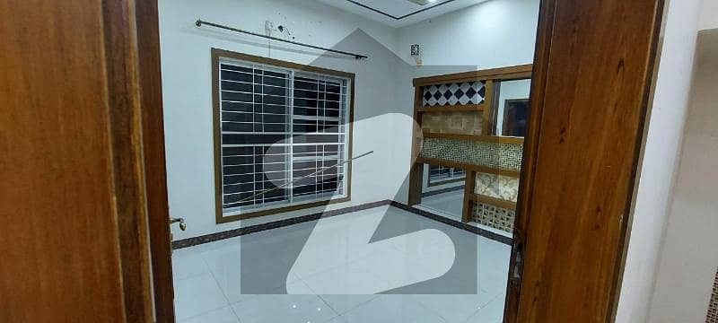 بحریہ ٹاؤن سیکٹر ای بحریہ ٹاؤن لاہور میں 2 کمروں کا 5 مرلہ بالائی پورشن 35 ہزار میں کرایہ پر دستیاب ہے۔