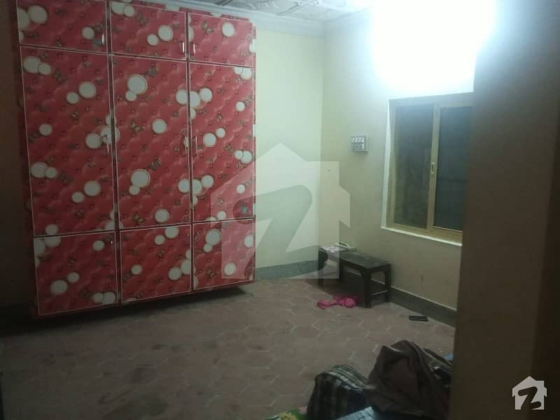 ولائیت آباد ملتان میں 2 کمروں کا 4 مرلہ مکان 15 ہزار میں کرایہ پر دستیاب ہے۔