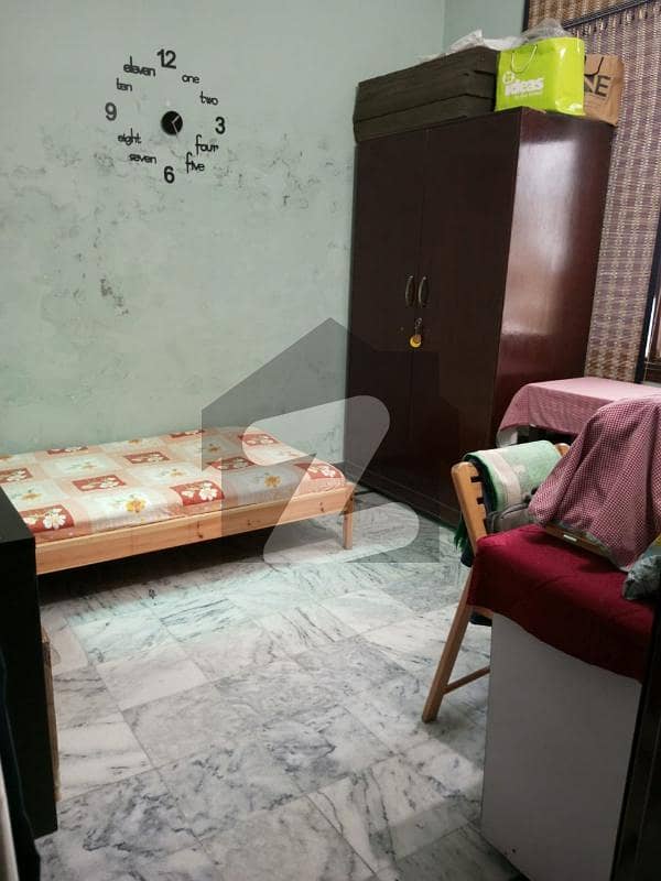 کشمیر روڈ سیالکوٹ میں 3 کمروں کا 4 مرلہ مکان 1.15 کروڑ میں برائے فروخت۔