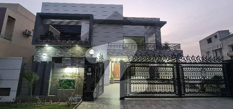 بحریہ ٹاؤن سیکٹرڈی بحریہ ٹاؤن لاہور میں 5 کمروں کا 1 کنال مکان 5.5 کروڑ میں برائے فروخت۔