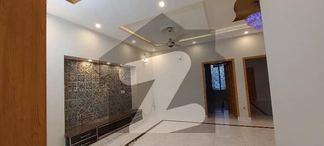 اعوان ٹاؤن ۔ کوثر بلاک اعوان ٹاؤن لاہور میں 4 کمروں کا 10 مرلہ مکان 2.75 کروڑ میں برائے فروخت۔