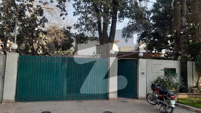گارڈن ٹاؤن - احمد بلاک گارڈن ٹاؤن لاہور میں 4 کمروں کا 2 کنال مکان 5 لاکھ میں کرایہ پر دستیاب ہے۔