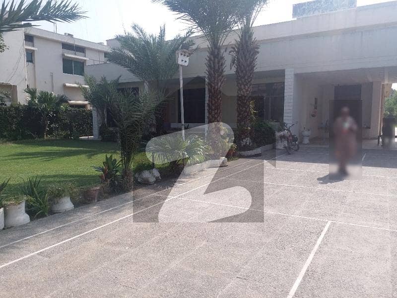 اَپر مال لاہور میں 4 کمروں کا 4.5 کنال مکان 7.5 لاکھ میں کرایہ پر دستیاب ہے۔