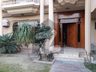مین بلیوارڈ گلبرگ گلبرگ,لاہور میں 5 کمروں کا 1 کنال مکان 4.25 لاکھ میں کرایہ پر دستیاب ہے۔