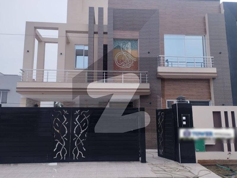 بحریہ ٹاؤن - طلحہ بلاک بحریہ ٹاؤن سیکٹر ای بحریہ ٹاؤن لاہور میں 5 کمروں کا 10 مرلہ مکان 1.1 لاکھ میں کرایہ پر دستیاب ہے۔