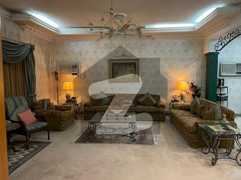 علامہ اقبال ٹاؤن لاہور میں 9 کمروں کا 2 کنال مکان 13 کروڑ میں برائے فروخت۔
