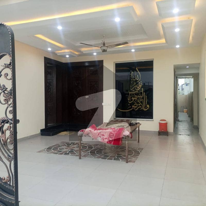 ایل ڈی اے ایوینیو ۔ بلاک جے ایل ڈی اے ایوینیو لاہور میں 5 کمروں کا 10 مرلہ مکان 2.95 کروڑ میں برائے فروخت۔