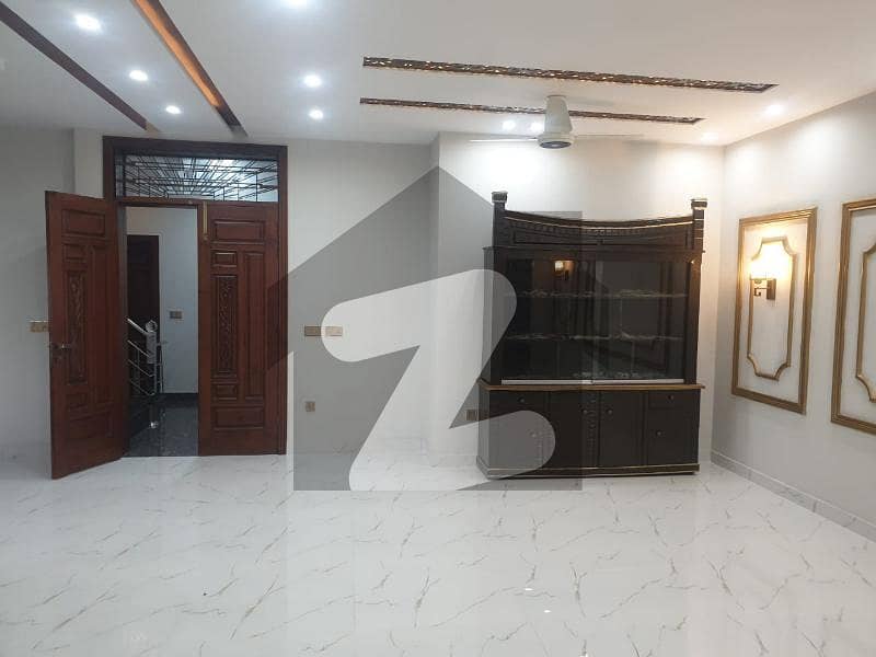 آرکیٹیکٹس انجنیئرز سوسائٹی ۔ بلاک بی آرکیٹیکٹس انجنیئرز ہاؤسنگ سوسائٹی لاہور میں 5 کمروں کا 10 مرلہ مکان 3.5 کروڑ میں برائے فروخت۔
