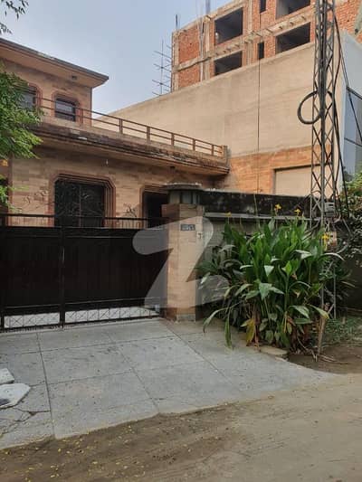 گلبرگ لاہور میں 4 کمروں کا 1 کنال مکان 3.25 لاکھ میں کرایہ پر دستیاب ہے۔