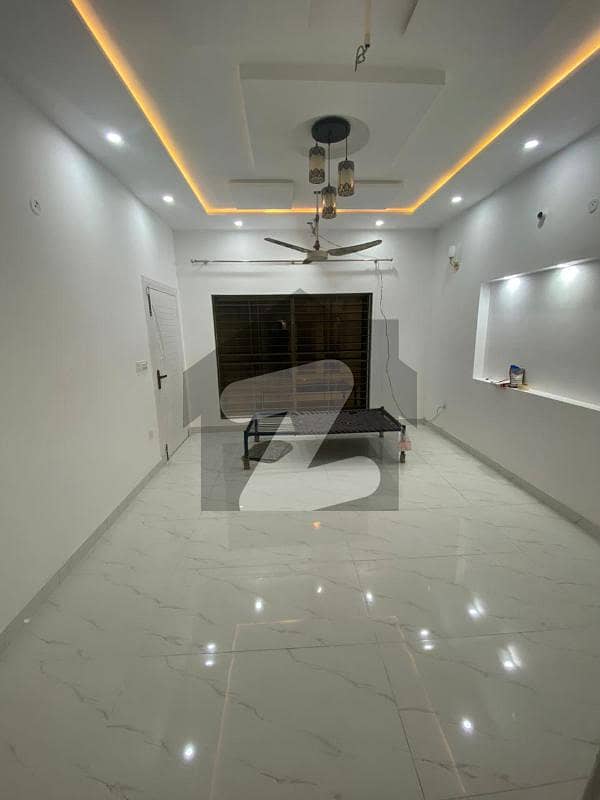 بحریہ ٹاؤن سیکٹر سی بحریہ ٹاؤن لاہور میں 2 کمروں کا 10 مرلہ زیریں پورشن 55 ہزار میں کرایہ پر دستیاب ہے۔