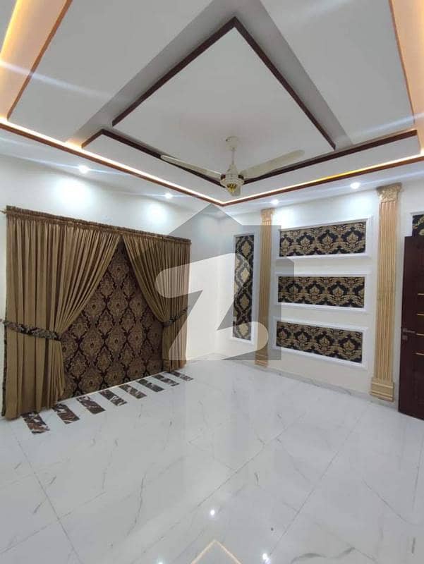 اقبال ایوینیو لاہور میں 7 کمروں کا 1 کنال مکان 5.25 کروڑ میں برائے فروخت۔