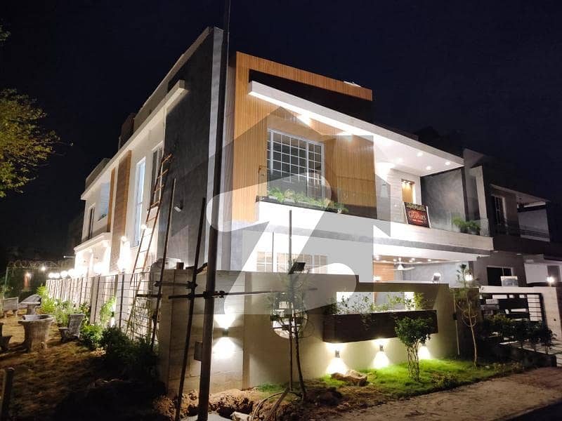 بحریہ ٹاؤن فیز 5 بحریہ ٹاؤن راولپنڈی,راولپنڈی میں 5 کمروں کا 16 مرلہ مکان 9.25 کروڑ میں برائے فروخت۔