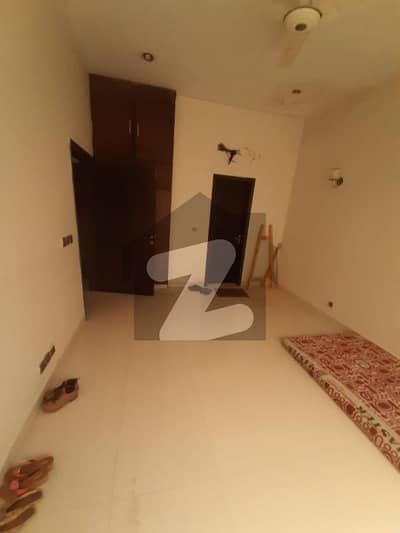 ڈی ایچ اے فیز 8 ڈی ایچ اے ڈیفینس,کراچی میں 3 کمروں کا 4 مرلہ مکان 3.95 کروڑ میں برائے فروخت۔