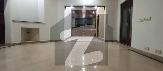 ڈی ایچ اے فیز 3 ڈیفنس (ڈی ایچ اے),لاہور میں 5 کمروں کا 1 کنال مکان 3.0 لاکھ میں کرایہ پر دستیاب ہے۔
