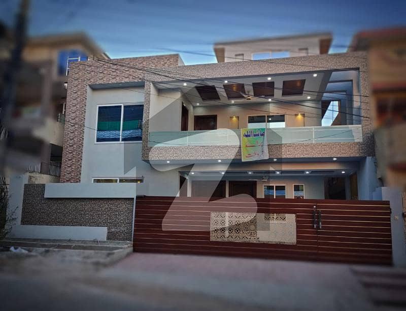 سوان گارڈن اسلام آباد میں 7 کمروں کا 12 مرلہ مکان 4.4 کروڑ میں برائے فروخت۔