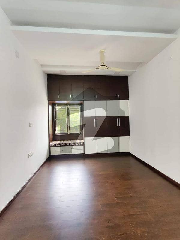 کے ڈی اے آفیسرز سوسائٹی گلشنِ اقبال ٹاؤن,کراچی میں 10 کمروں کا 1 کنال مکان 38.0 کروڑ میں برائے فروخت۔