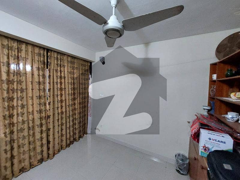 کلفٹن ۔ بلاک 1 کلفٹن کراچی میں 7 کمروں کا 8 مرلہ مکان 4.5 کروڑ میں برائے فروخت۔