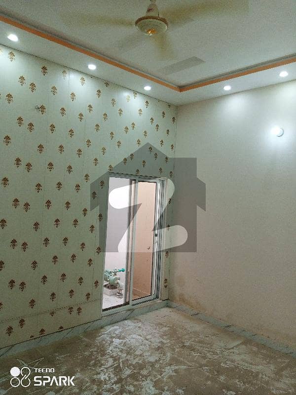 خیابان کالونی 3 فیصل آباد میں 2 کمروں کا 3 مرلہ مکان 22 ہزار میں کرایہ پر دستیاب ہے۔