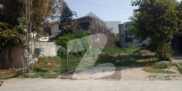 کینال ویو لاہور میں 1 کنال رہائشی پلاٹ 3.8 کروڑ میں برائے فروخت۔