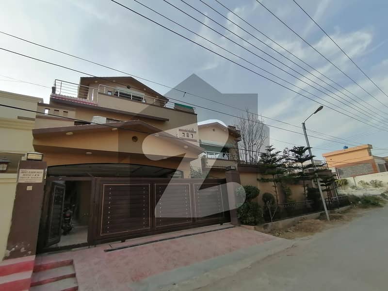 کلفٹن ٹاؤن شپ راولپنڈی میں 5 کمروں کا 1 کنال مکان 3.2 کروڑ میں برائے فروخت۔