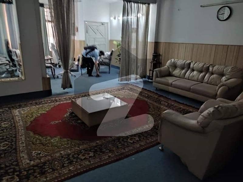 سوساں روڈ فیصل آباد میں 4 کمروں کا 10 مرلہ مکان 2.5 کروڑ میں برائے فروخت۔