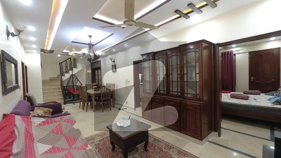 ای ۔ 11 اسلام آباد میں 7 کمروں کا 10 مرلہ مکان 5.5 کروڑ میں برائے فروخت۔