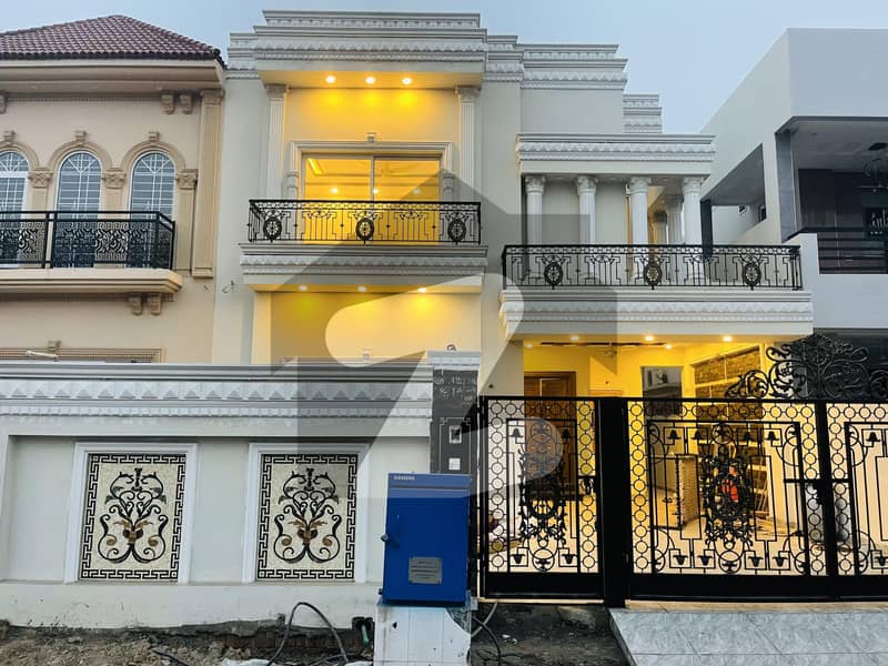 12 Marla Beautiful Bungalow Available For Sale In Green City