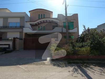 جناح گارڈنز فیز 1 جناح گارڈنز ایف ای سی ایچ ایس اسلام آباد میں 6 کمروں کا 10 مرلہ مکان 3.5 کروڑ میں برائے فروخت۔