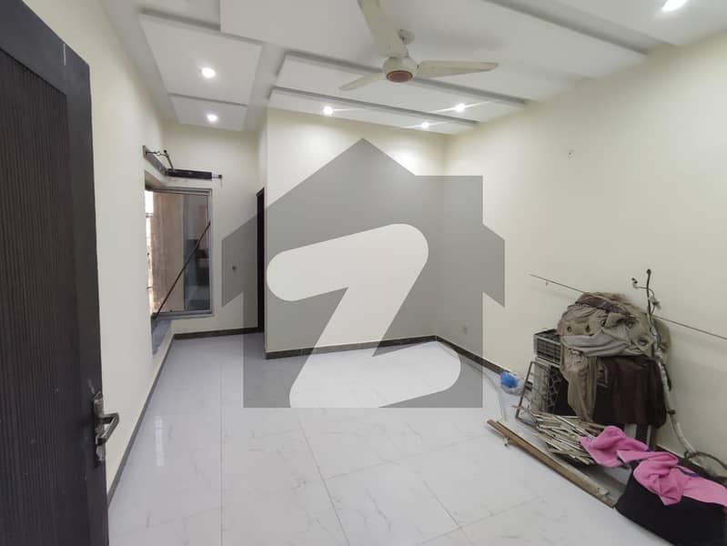 ائیرپورٹ روڈ لاہور میں 3 کمروں کا 7 مرلہ مکان 2.25 کروڑ میں برائے فروخت۔