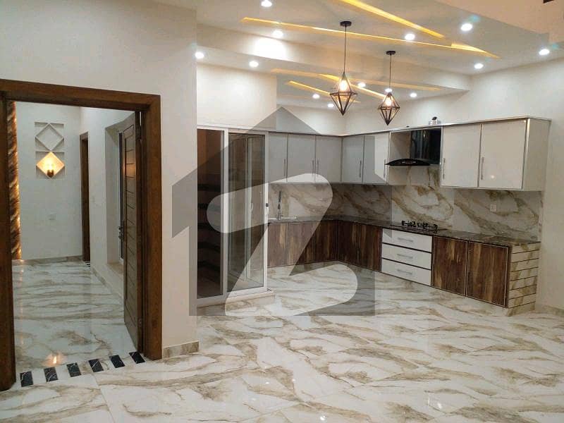 ماڈل سٹی ون کینال روڈ فیصل آباد میں 3 کمروں کا 5 مرلہ مکان 55 ہزار میں کرایہ پر دستیاب ہے۔