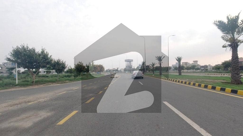 ڈی ایچ اے فیز 8 - بلاک ایس فیز 8 ڈیفنس (ڈی ایچ اے) لاہور میں 1 کنال رہائشی پلاٹ 3.45 کروڑ میں برائے فروخت۔