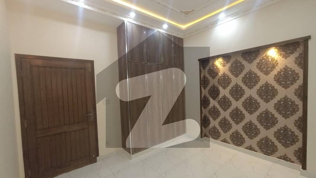 جوبلی ٹاؤن ۔ بلاک ایف جوبلی ٹاؤن لاہور میں 6 کمروں کا 5 مرلہ مکان 1.85 کروڑ میں برائے فروخت۔