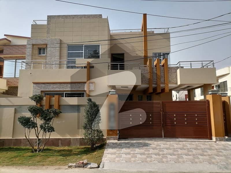 In Johar Town Phase 1 - Block D2 House Sized 12 Marla For sale