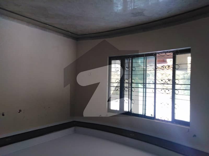 علامہ اقبال ٹاؤن لاہور میں 4 کمروں کا 1 کنال مکان 4.9 کروڑ میں برائے فروخت۔