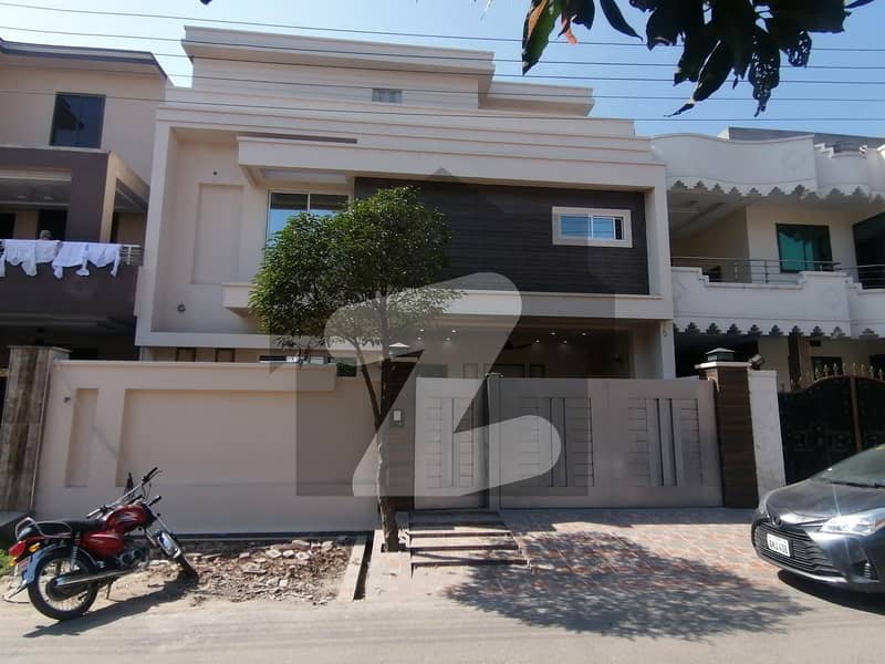 10 Marla House Ideally Situated In Canal View - Sector 3