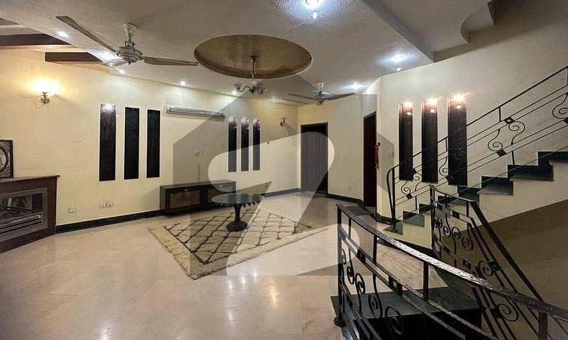 House Of 16 Marla Is Available In Contemporary Neighborhood Of Model Town