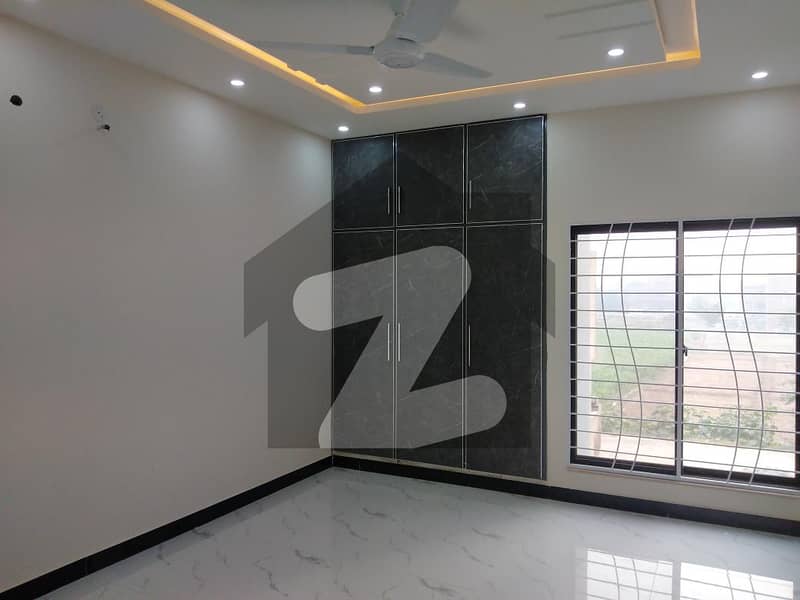 Gorgeous 5 Marla Lower Portion For rent Available In Paragon City