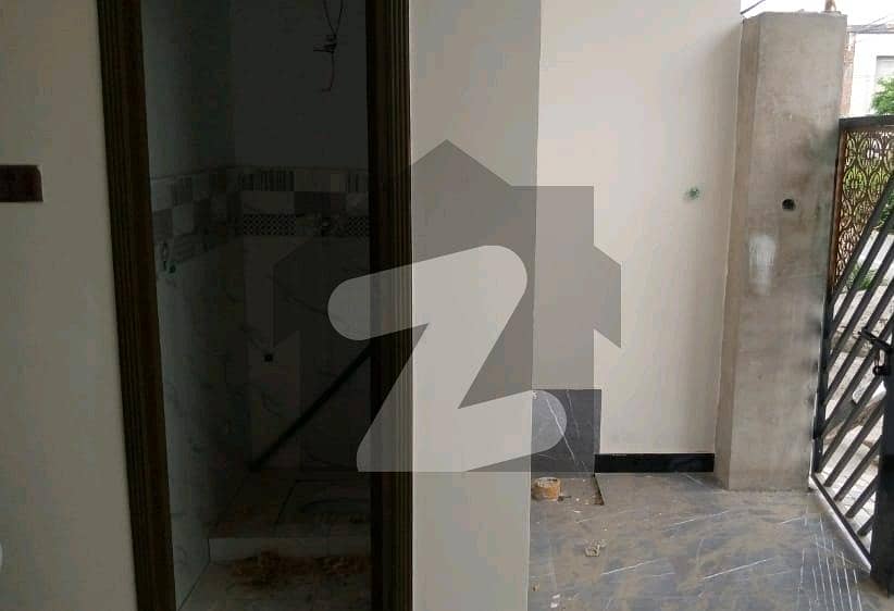 گلبرگ ویلی فیصل آباد میں 3 کمروں کا 3 مرلہ مکان 72 لاکھ میں برائے فروخت۔