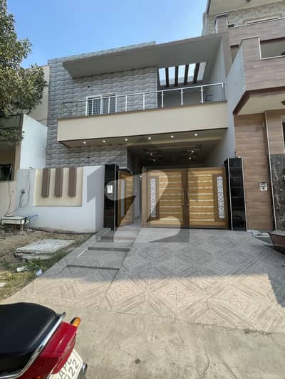خیابانِ گارڈنز فیصل آباد میں 4 کمروں کا 5 مرلہ مکان 1.75 کروڑ میں برائے فروخت۔