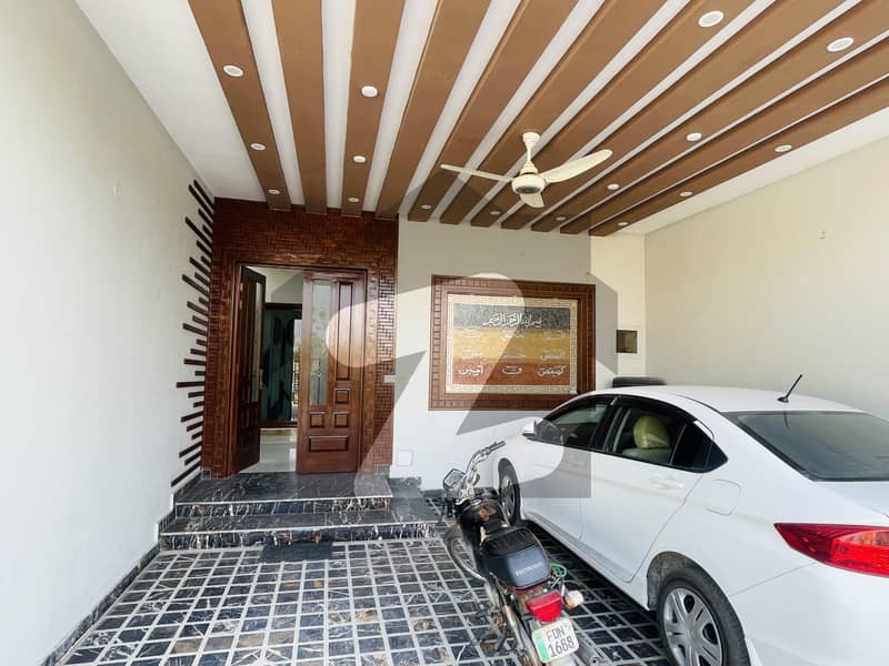 خیابانِ گارڈنز فیصل آباد میں 5 کمروں کا 15 مرلہ مکان 4.75 کروڑ میں برائے فروخت۔