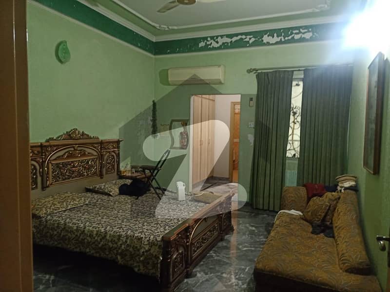 اچھرہ لاہور میں 6 کمروں کا 12 مرلہ مکان 3.6 کروڑ میں برائے فروخت۔