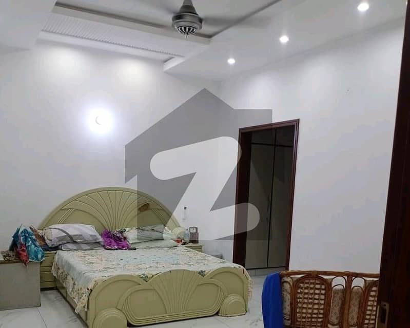 ڈی گراؤنڈ فیصل آباد میں 5 کمروں کا 10 مرلہ مکان 4.25 کروڑ میں برائے فروخت۔