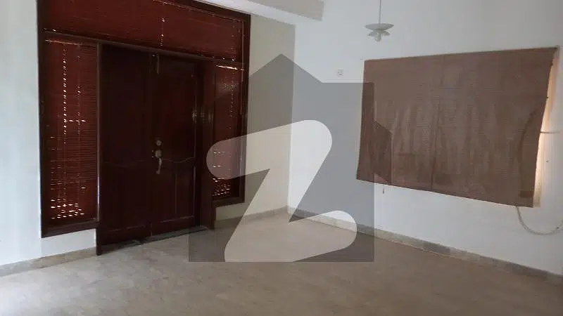1200 Yard Maintain Bungalow For Commercial Use In Clifton Karachi