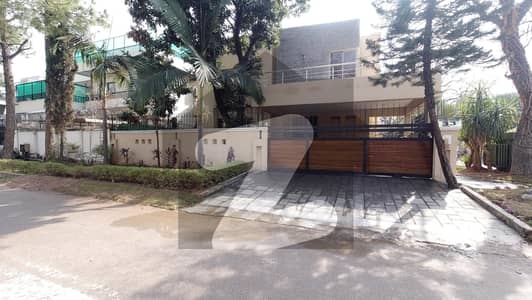 1 Kanal Beautiful House Is Available For Rent