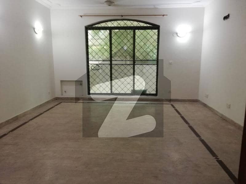 ڈی ایچ اے فیز 4 ڈیفنس (ڈی ایچ اے) لاہور میں 4 کمروں کا 1 کنال مکان 5.2 کروڑ میں برائے فروخت۔