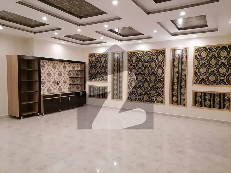 ویلینشیاء ہاؤسنگ سوسائٹی لاہور میں 5 کمروں کا 1 کنال مکان 5.5 کروڑ میں برائے فروخت۔