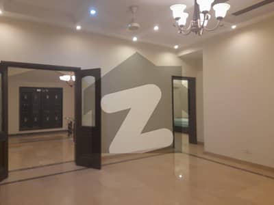 ڈی ایچ اے فیز 8 ڈیفنس (ڈی ایچ اے) لاہور میں 3 کمروں کا 1 کنال بالائی پورشن 90 ہزار میں کرایہ پر دستیاب ہے۔