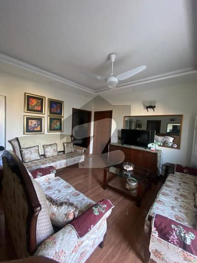 کلفٹن ۔ بلاک 1 کلفٹن کراچی میں 4 کمروں کا 13 مرلہ فلیٹ 2.7 کروڑ میں برائے فروخت۔