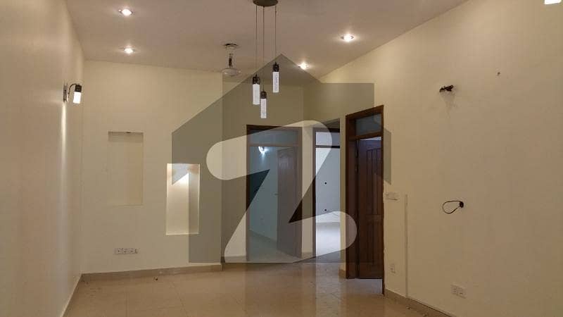 کلفٹن ۔ بلاک 2 کلفٹن,کراچی میں 6 کمروں کا 12 مرلہ مکان 5.5 کروڑ میں برائے فروخت۔