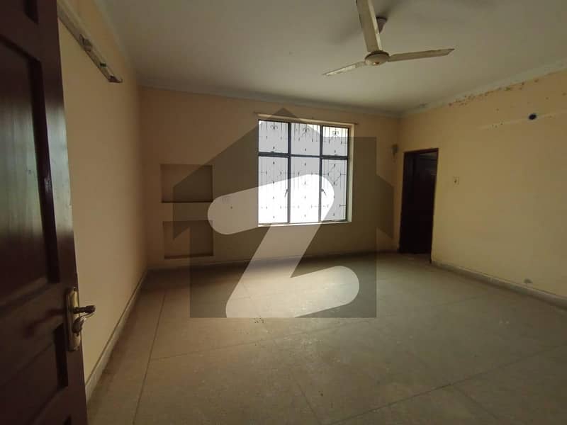 جاوید کالونی ۔ غازی روڈ لاہور میں 4 کمروں کا 5 مرلہ مکان 1.6 کروڑ میں برائے فروخت۔